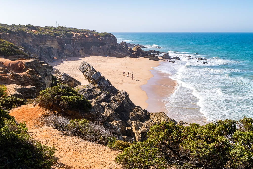 Entre pinos y acantilados: descubre las calas más bellas de Cádiz