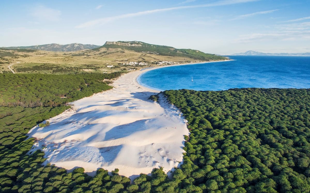 Bolonia: historia, dunas y aguas turquesa en estado puro
